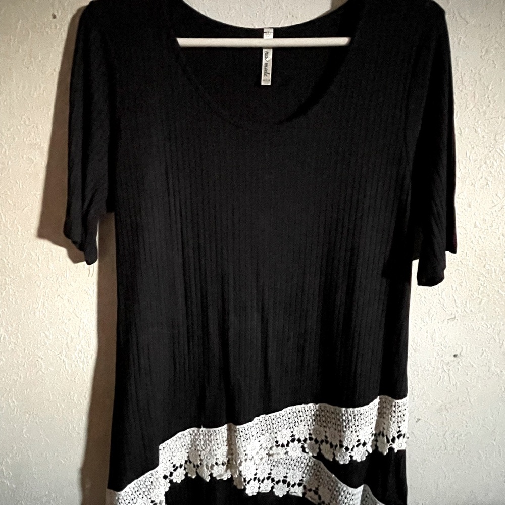 Top Shortsleeved Top Black & Lace Wrapped Around Bottom New Mode Brand